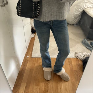 Blåa lågmidjade bootcut jeans - Superfina lågmidjade jeans från vero Moda. Jeansen är i jättebra skick och säljer på grund av att de inte kommer till användning 💗💗