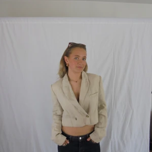 Beige kort kavaj - Beige kort linnekavaj!
