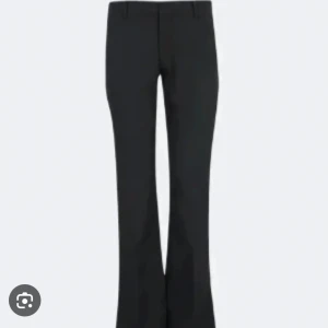 Svarta kostymbyxor - Snygga bootcut-kotymbyxor med slits från bikbok, säljer pga att de inte kommer till användning😊💗Är i storlek 42 men är små i storleken så skulle säga att de sitter som 38/40