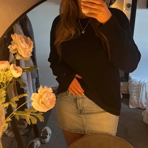 Svart stickad tröja - Säljer en svart stickad tröja med lång ärm. Bland den skönaste tröjan som jag äger!! Så så fin och mysig. Passar M storleksmässigt 💌