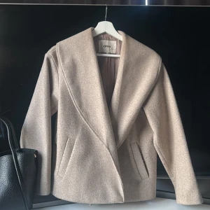 Beige kappa från ONLY - Säljer en stilren beige kappa från ONLY i storlek XS. 💕