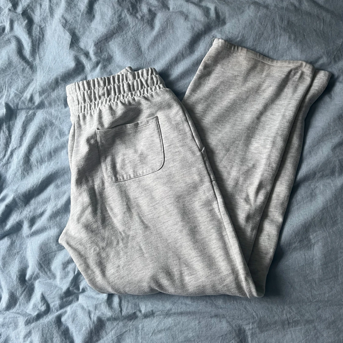 Grå mjukisbyxor med snörning - 3