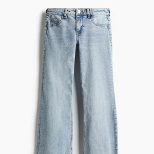 Ljusblå bootcut jeans - Snygga blåa lågmidjade bootcut jeans från H&M❣️Använt endast 2 gånger 