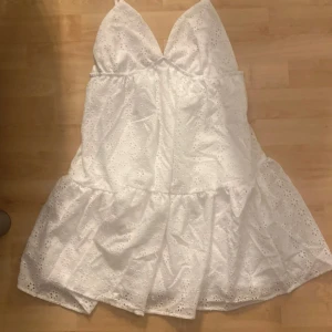 Vit klänning - Funkar som xs också skulle jag säga, aldrig använd, skriv för frågor💗 skriv om du vill köpa