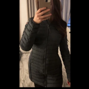 Svart  Parajumpers dunjacka  - Snygg medellång Parajumpers dunjacka🩷