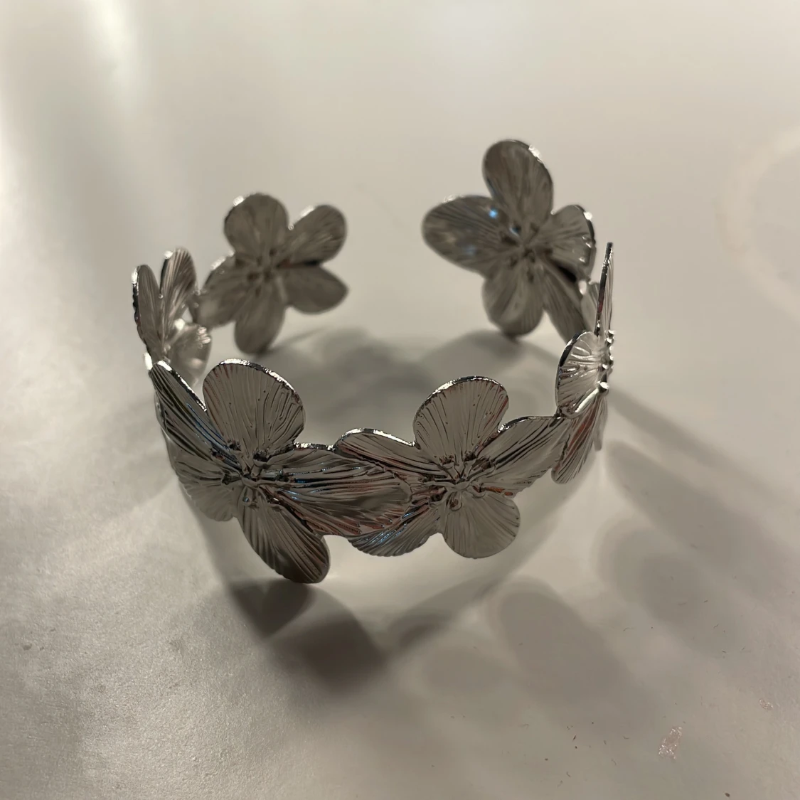 Silvrigt blommigt armband