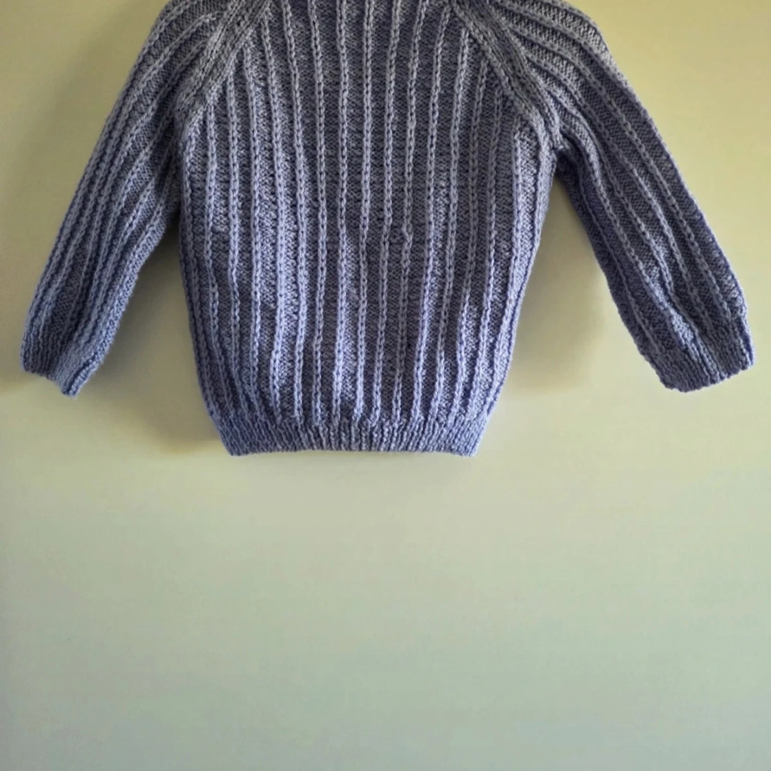 Grå ribbstickad kofta med knappar - 1