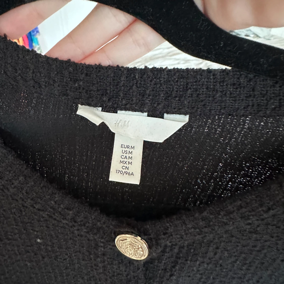 Svart kofta med guldknappar  - 2