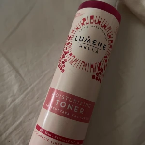 Lumene Toner🩷 - Fuktgivande toner från Lumene HELLÄ-serien, perfekt för torr hud. Kommer i en ljusrosa plastflaska med bärmönster och rosa detaljer. Innehåller nordisk lingon och är framtagen för att återfukta och fräscha upp huden.rätt så mycket kvar🩷