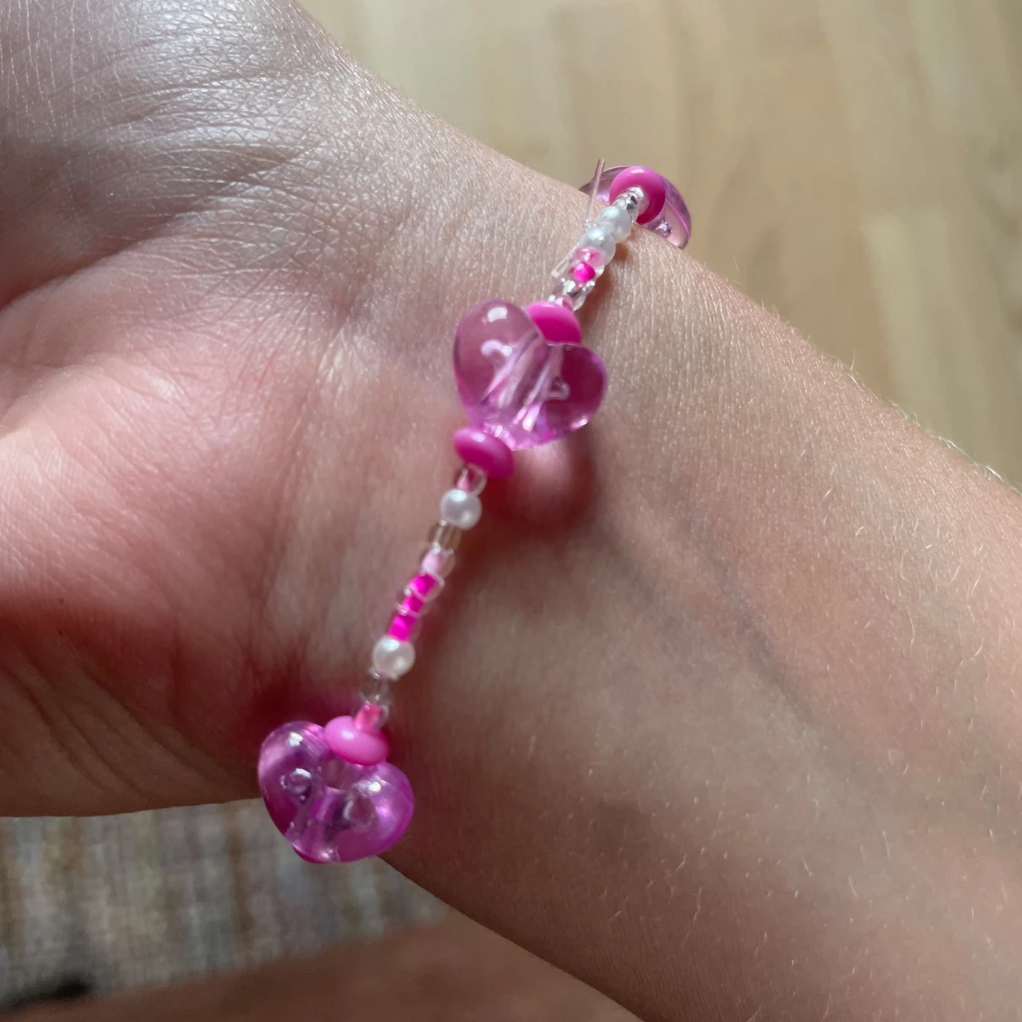 Rosa pärlarmband med hjärtan - 2