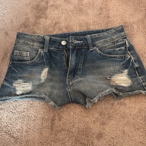 Blå jeansshorts med slitningar - Snygga blå jeansshorts med slitningar framtill, kontakta för bild på💞