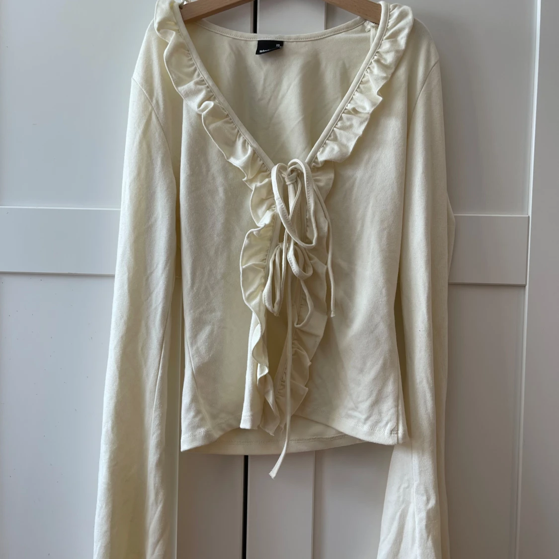 Krämvit volangblus från Gina Tricot