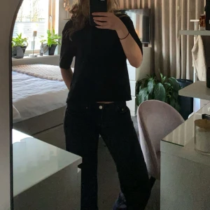 svarta raka jeans  - Svarta jeans med straight passform och låg midja. Jeansen är ifrån weekday i den populära modellen ”arrow”. Säjs endast till bra pris.