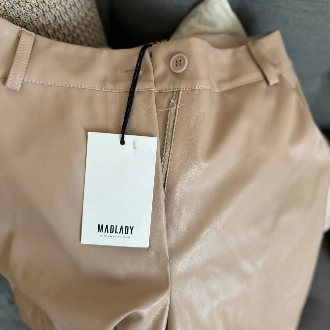 Beiga bootcut byxor i skinnimitation - 1