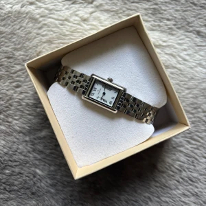 Mockberg klocka silver - Stilren klocka från Mockberg. Perfekt accessoar för dig som gillar en tidlös och elegant look men har inte fått mycket användning av mig så är därför i väldigt bra skick. Nypris är ca. 1500kr. Kan gå ner i pris vid snabb affär, kom med förslag!