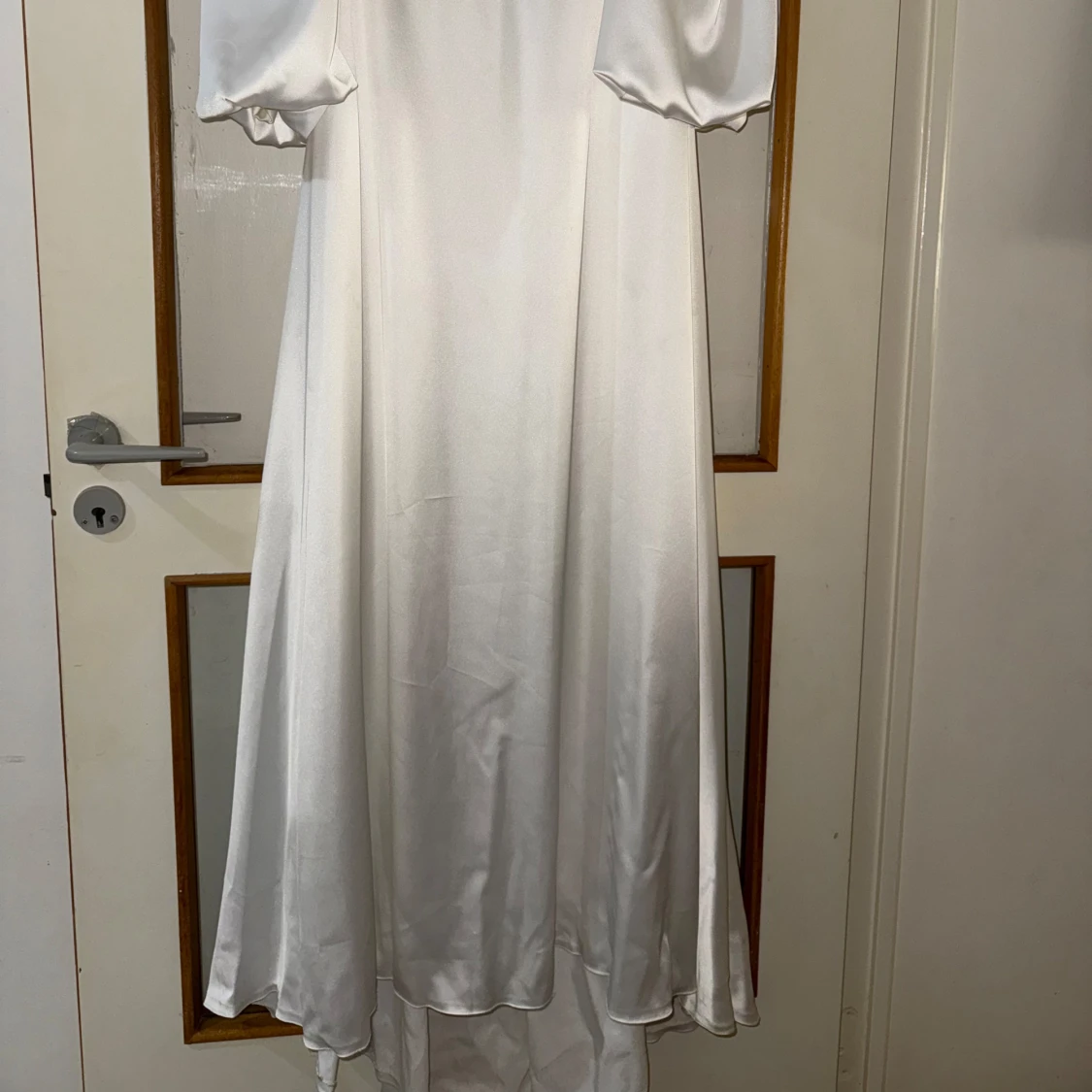 Vit långklänning med puffärmar - 3