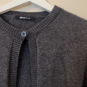 Mörkgrå kofta - Gina  - Säljer en stilren mörkgrå kofta från Gina Tricot i storlek S