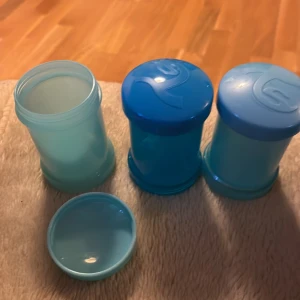 Plastförhållande för barn  - Tre plast förhållande med olika nyanser av blå. I den kan man lägga barnens nappar, torrmjölk o m.m . Perfekta för att förvara dina favoritprodukter . Tillverkade i plast med rundad form och lock. Smidiga att  ta med på resan. 5kr st kan prata om priset 