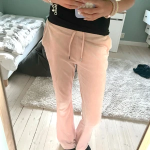 LjusRosa juicy couture byxor - Supermjuka och snygga rosa mjukisbyxor från Juicy Couture i velour. Byxorna har dragsko i midjan, fickor på sidorna och en relaxed passform. Perfekta för chill dagar eller när du vill vara extra comfy. Dem är använda 1-3 gånger, säljer då dem inte kommer till andvändning.