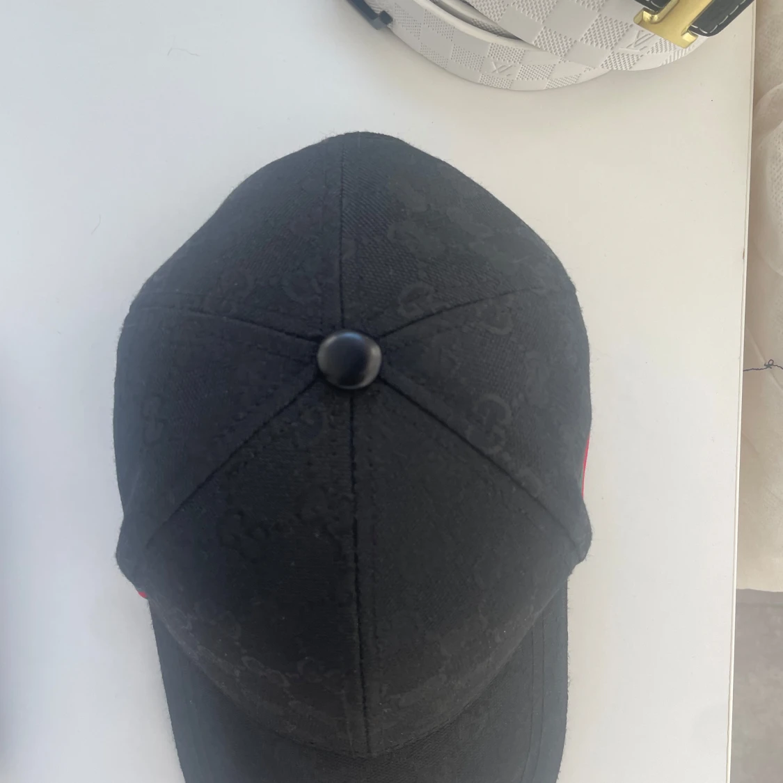 Svart keps med ett coolt mönster - 1