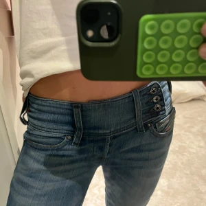 Jättesnygga vintage diesel jeans - Jättecoola diesel jeans med coola knappar. Midjemått: 75cm Innerbenslängd: 80cm Orginal storlek: 25/32 De är däremot stretchiga i materialet och skulle därför säga att de passar lite större storlekar också. 