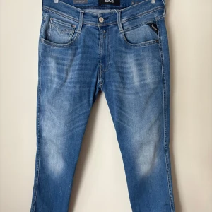 Replay Anbass Hyperflex jeans blå - Tja! Säljer ett par Replay Anbass Hyperflex jeans i blå tvätt. Modellen är slim och materialet är stretchigt! |nypris=899| Mitt pris=299|