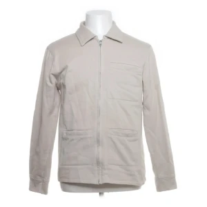 Beige overshirt från Riley - Stilren beige overshirt från Riley med dragkedja framtill. Den är i nyskick och det finns inga defekter. Pris kan diskuteras🤝