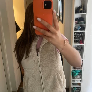 Teddy väst - säljer denna så fina teddy västen perfekt nu till hösten! Den har inga defekter men är köpt på plick!!