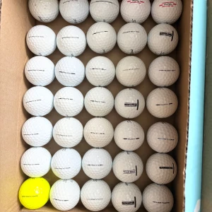 35 st Titleist bollar med 21 st pro v1 i A klass - Bilderna visar en låda med golfbollar av olika märken och modeller, bland annat Pro V1, Pro V1x, Tour Soft och Velocity. En boll är gul, resten vita. Idag den 9 augusti 15-17 är det fri frakt på alla artiklar över 400 kr