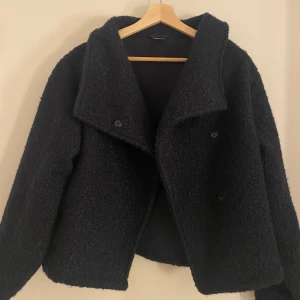 Mörkblå teddyjacka - En mysig tunn mörkblå teddyjacka från Gina Tricot! Kan upplevas lite over size/bred. Storlek XXS. Använd några få gånger. Jackan är väldigt tunn och håller därför inte värmen super bra. Överlag en fin jacka som stängs med knappar. Säljs för 100kr!!💕