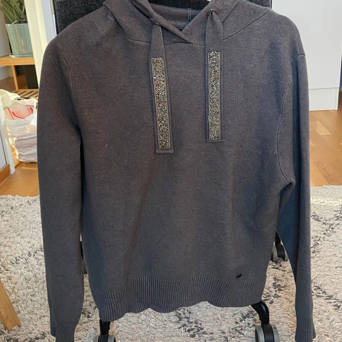 Grå hoodie med glittriga snören från Diesel