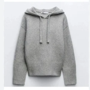 Grå stickad hoodie med huva - Mysig grå stickad hoodie med huva och snörning. Tröjan har ribbade muddar och nederkant, samt lång ärm. Perfekt för dig som gillar en enkel och stilren look med en chill vibe.
