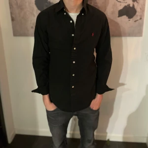 Svart skjorta från Ralph Lauren - Säljer Ralph lauren skjorta! Skjortan är i storlek small. Priset är ej hugget i sten!