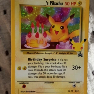 Pokémon kort,pikachu - En unik Pokémon-samlarbok med Birthday Pikachu! Perfekt för dig som älskar Pokémon och vill ha något extra speciellt i din samling. Färgglad design och nostalgisk känsla – ett måste för fans och samlare.äkta och från 1995❤️