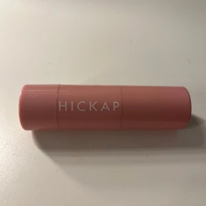 Hickap higlighter stick  - Highlighter stick från Hickap i en smidig rosa tub. Färgen är beige och formulan är krämig. Enkel att applicera direkt på huden tack vare stickformatet. Snygg och praktisk för necessären. Säljer då den knappt har kommit till användning. (Knappt använd)  Färg: Sandy glow