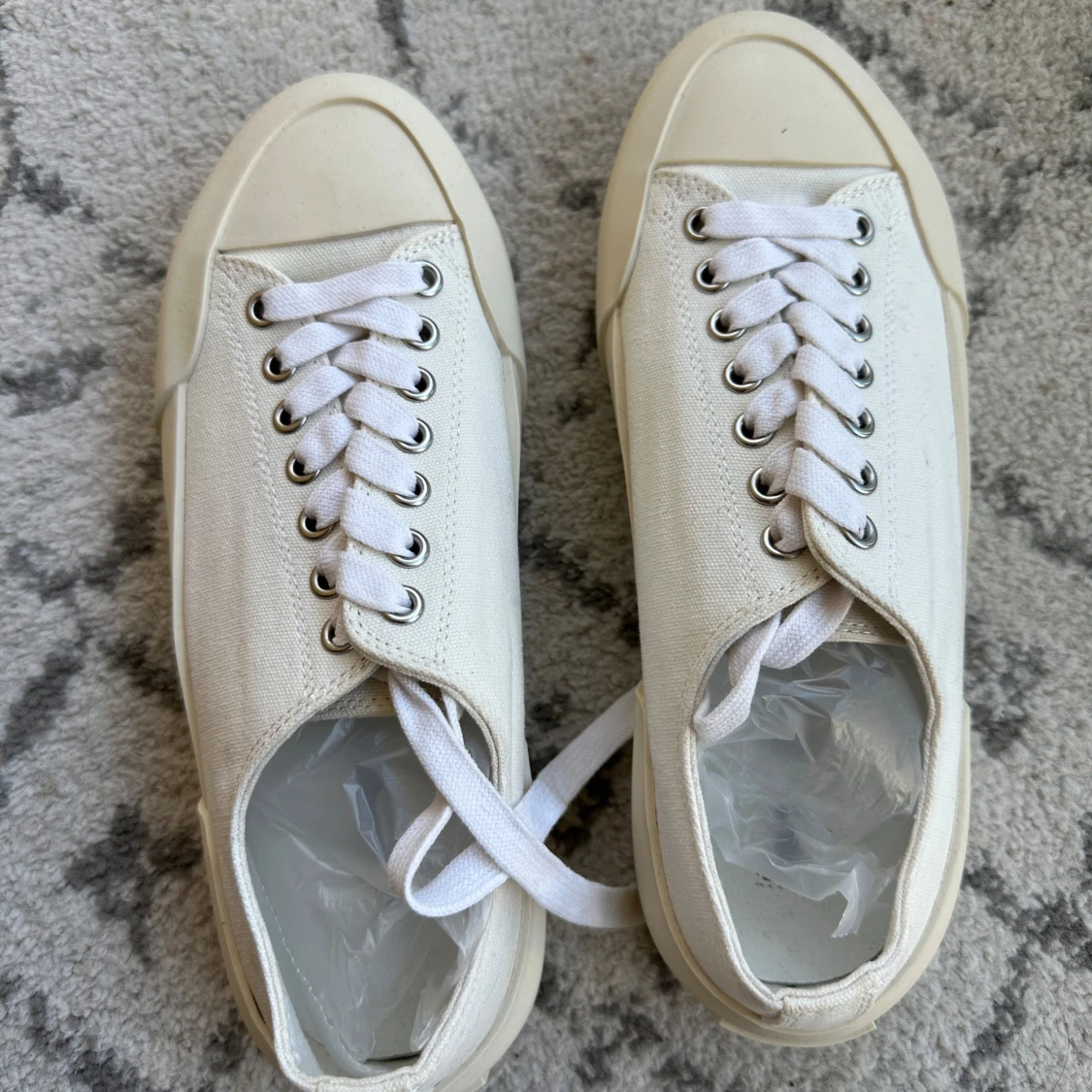 Vita sneakers från Jil Sander