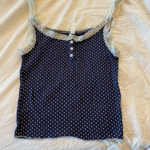 Polka dot linne - Prickigt marinblått linne med spets. Linnet 🥰är väldigt stretchigtoch i mycket fint skick