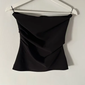 Svart tubtopp från Zara XS - Snygg svart tubtopp från Zara i storlek XS.  Helt oanvänd 