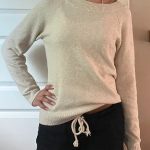 Vit stickad tröja - Supersöt vit stickad tröja! Perfekt till hösten! 🩷