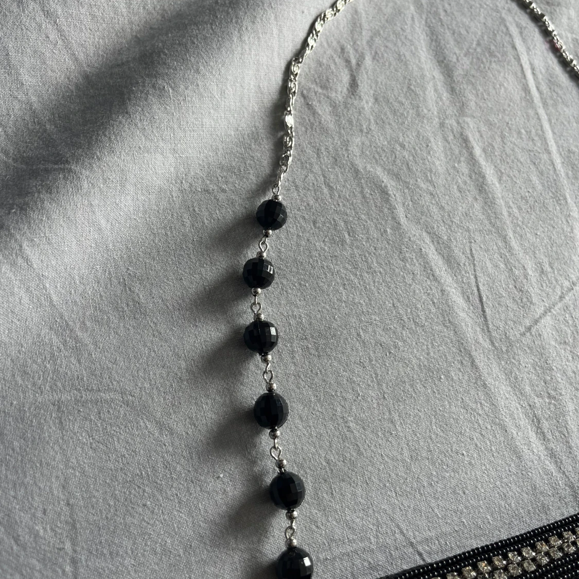 Svart kuvertväska med pärlor och kedja - 2