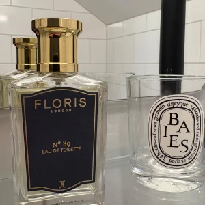 Ny Floris No. 89 Eau de Toilette 50ml - Nästan helt ny Floris No. 89 Eau de Toilette i 50 ml flaska. Riktigt fin i parfym. Doften har toppnoter av bergamott, lavendel, neroli, muskotnöt, apelsin och petitgrain, hjärtnoter av näva, ros och ylang ylang samt basnoter av cederträ, mysk, ekmossa, sandelträ och vetiver. Flaskan är kantig i klart glas med blå etikett och guldfärgad kork.