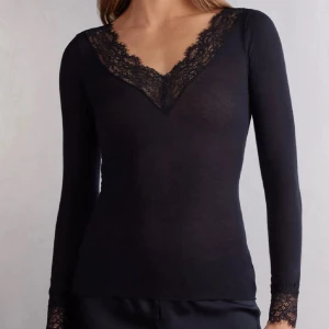 Svart intimissimi topp med spets - Svart långärmad intimissimi topp i storlek M, säljer då den inte kommer till användning. Skriv för fler bilder☺️💗