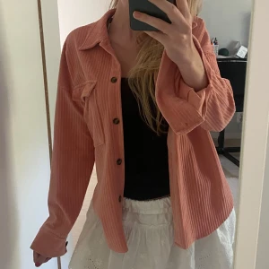 Jackskjorta  - Säljer min korallfärgade jackskjorta i manchestertyg med mörkbruna knappar! Den är i storlek XS men är lite större i storleken och passar därför även S🙌