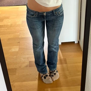 Lågmidjade straight jeans  - Jätte fina lågmidjade jeans som är i rak modell (blandning mellan skinny och bootcut)!🩵 de är i en jätte fin blå tvätt och har inga defekter! Strl 28/30 motsvarar en S/M och är lite små för mig som vanligtvis har en M i jeans, jag är 166 och de är bra i längden 💙