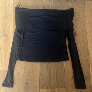 Svart offshoulder topp från H&M - HELT OANVÄND med prislapp kvar
