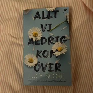 Allt vi aldrig kom över - En charmig och romantisk berättelse om oväntad vänskap, nya chanser och att hitta sig själv. Perfekt för dig som gillar känslor, humor och spänning. TikTok-fenomenet som fått tusentals unga att fastna för kärlek och drama! Säljer då jag har inte plats💕