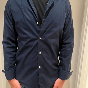 J Lindeberg skjorta  - 9/10 skick, köpt från J Lindeberg, fin skjorta, funkar till allt. 