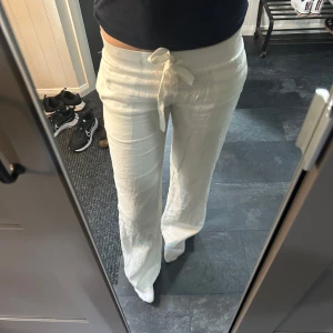 Vita linnebyxor från Alobha XS - Säljer ett par fräscha vita linnebyxor från Alobha i storlek XS. Väldigt bra skick då dom bara är använda enstaka gånger. Är 178cm lång och sitter perfekt i längden🫶🏻🫶🏻