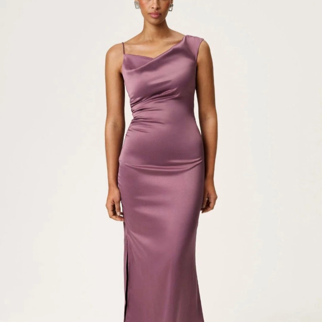 Lila långklänning från Adoore