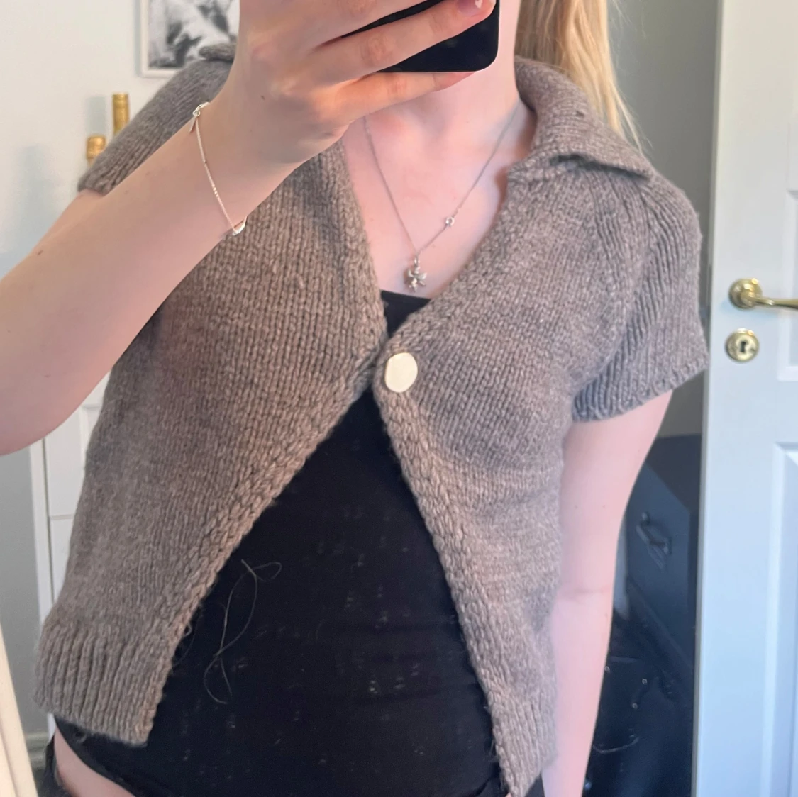 Beige stickad croppad kofta - 1